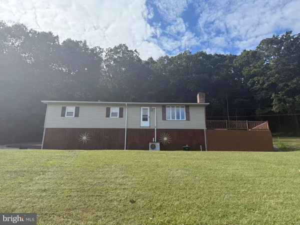 a view of front of a house with a yard