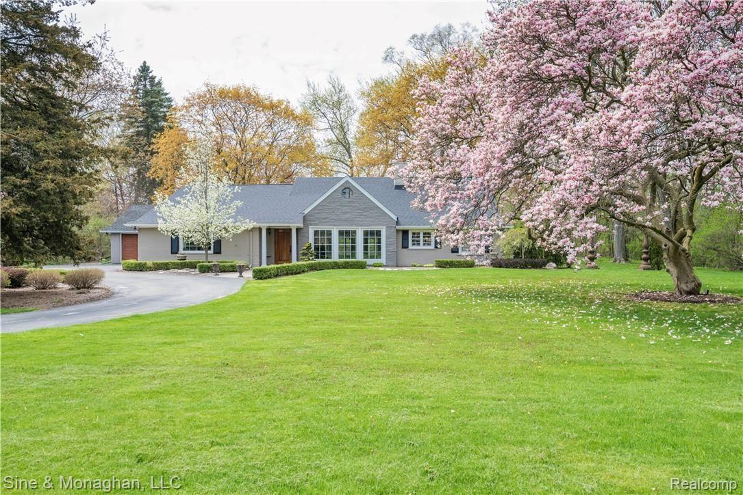5350 Longmeadow Road Bloomfield Hills, MI 48304 - Photo 2 of 45 Spring blooms