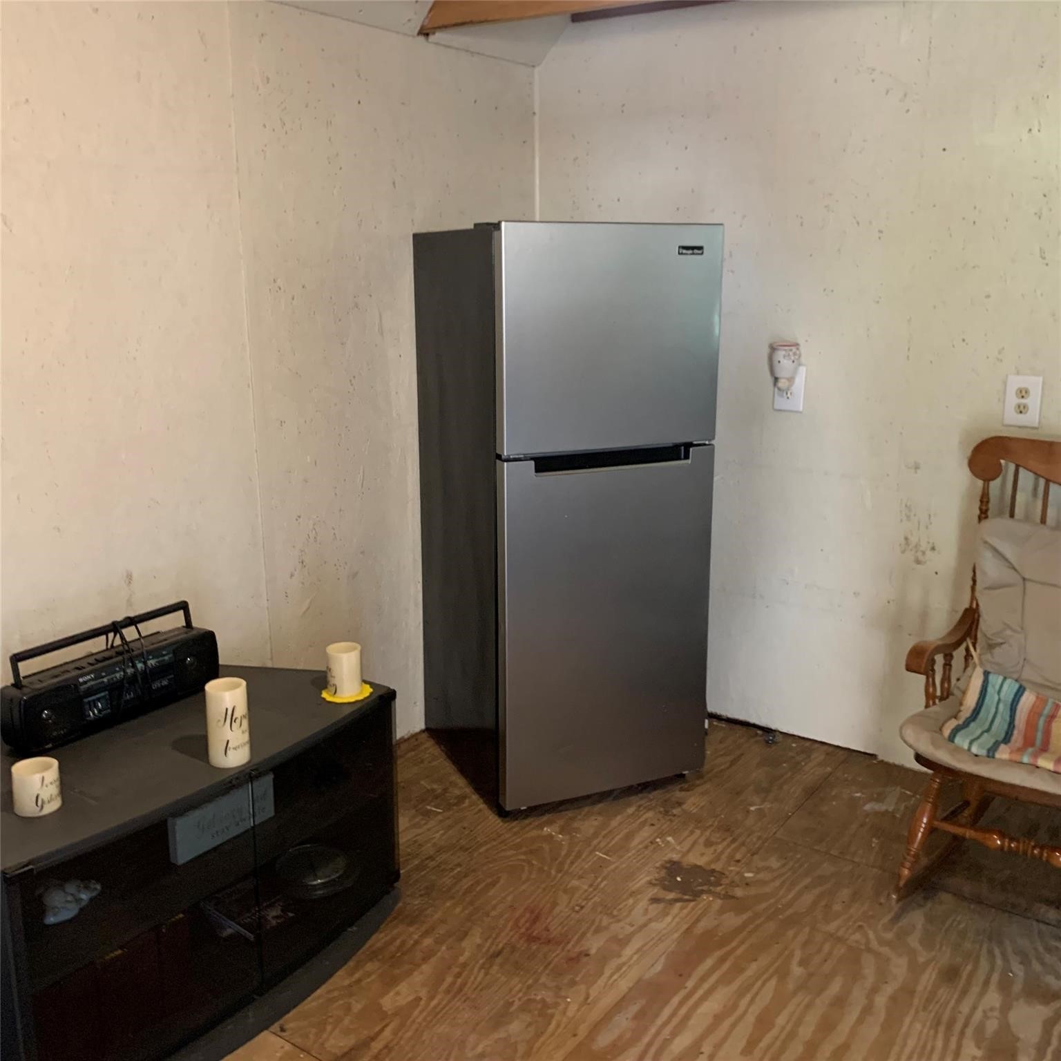 480 Sportsman Drive Trinity, TX 75862 - Photo 29 of 33 a kitchen with a refrigerator and a stove