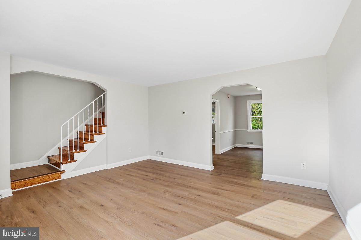 162 Cherrydell Road Baltimore, MD 21228 - Photo 6 of 31 Spacious, sunlit living area awaits.