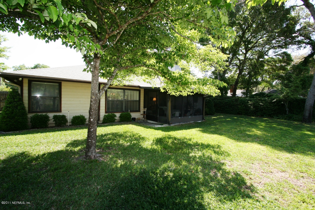 514 Gentian Road St. Augustine, FL 32086 - Photo 19 of 22 a backyard of a house with lots of green space