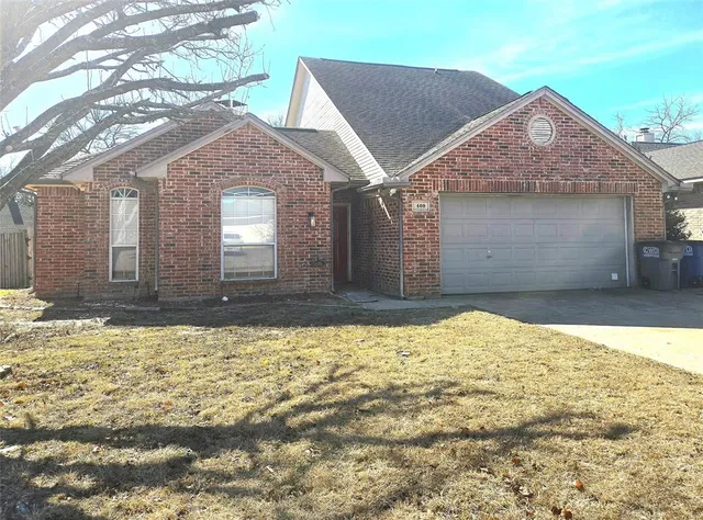 $300,000 | 400 Buckskin Drive, Red Oak, TX 75154