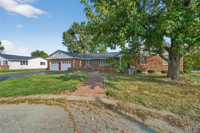 $299,900 | 511 McWard Ct 1, Bowling Green, MO 63334