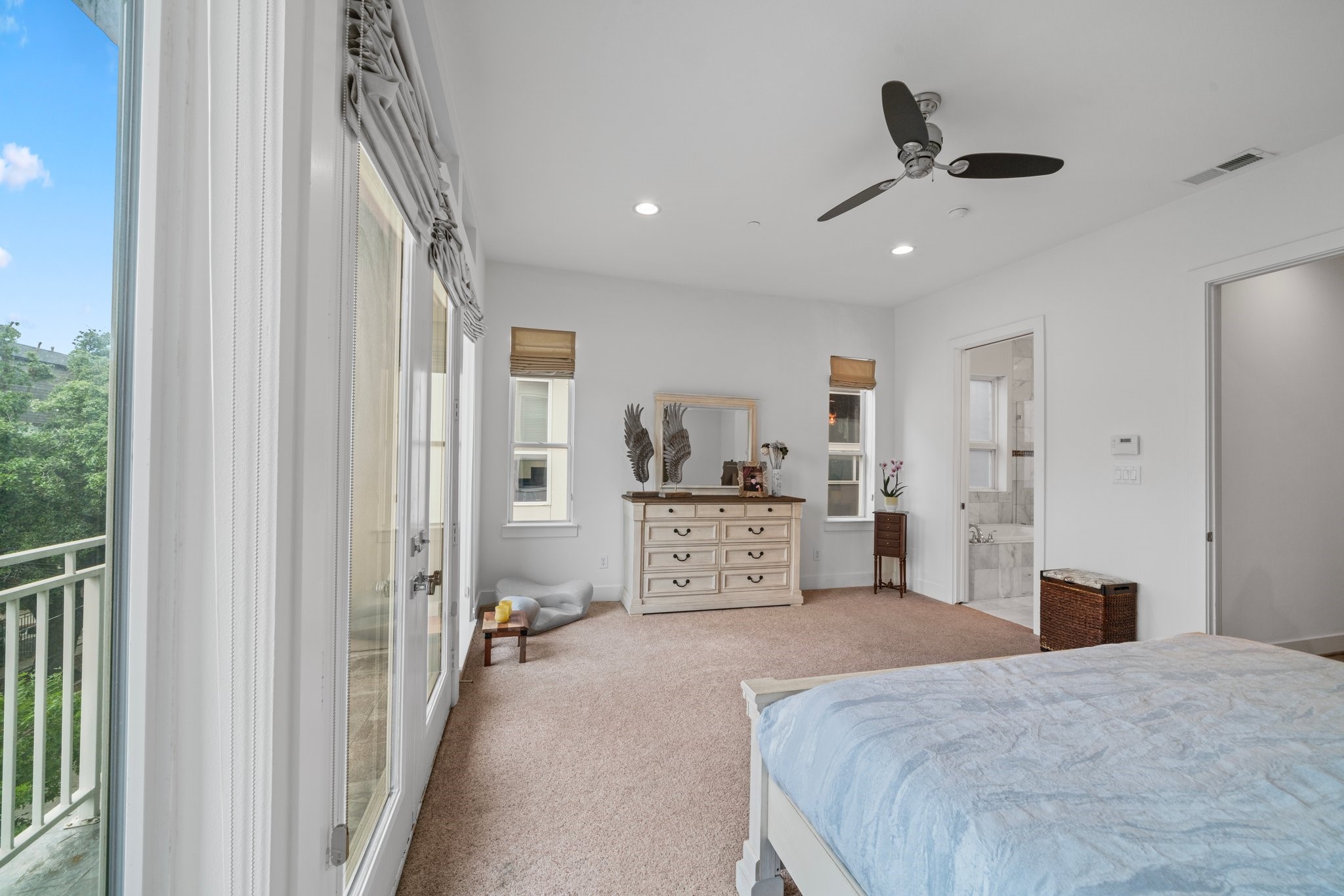 1804 Prospect Street Houston, TX 77004 - Photo 29 of 49 Large primary room with large paneled windows.