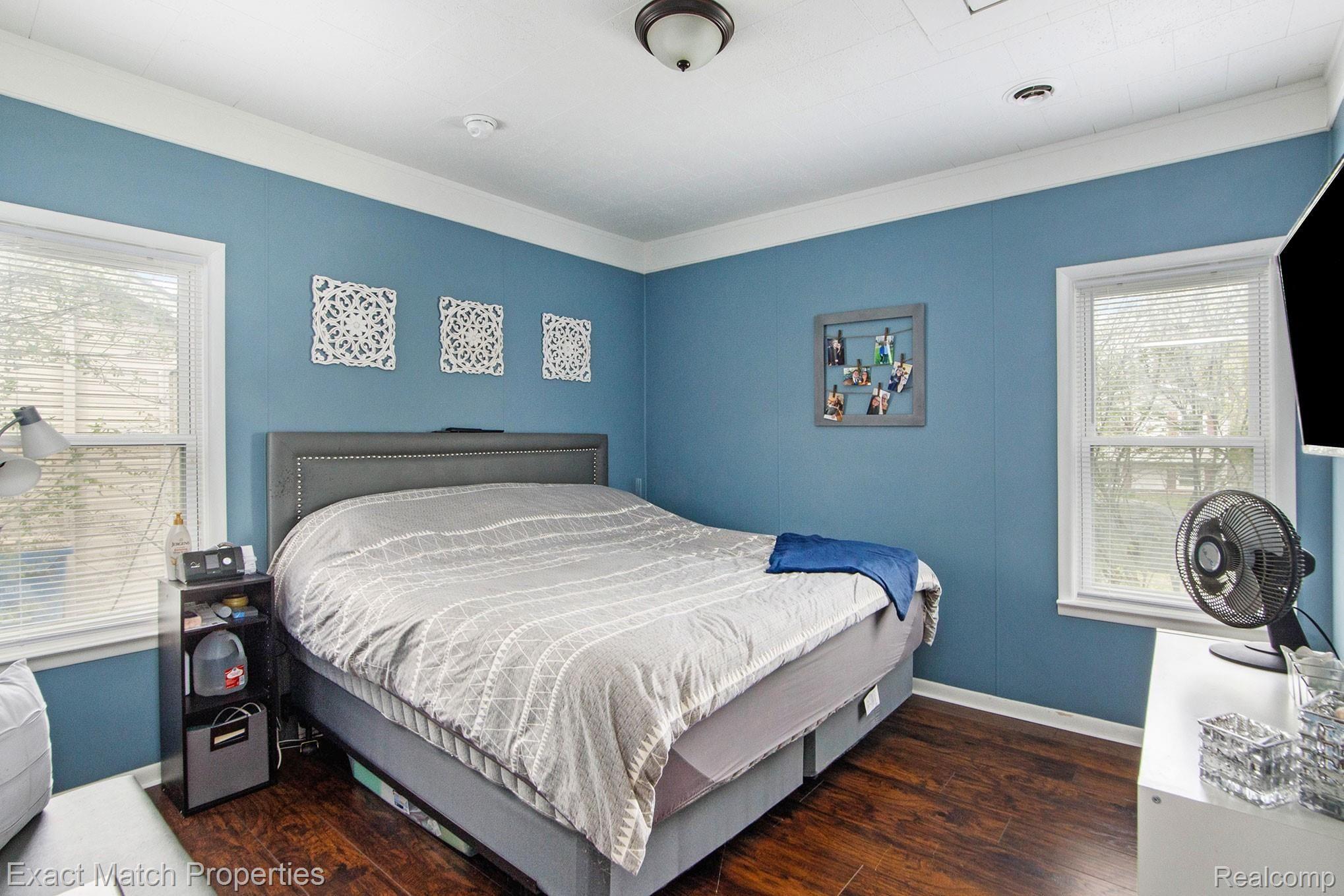 4115 Mapleleaf Road Waterford, MI 48328 - Photo 14 of 31 The colors and the flooring complement each other.