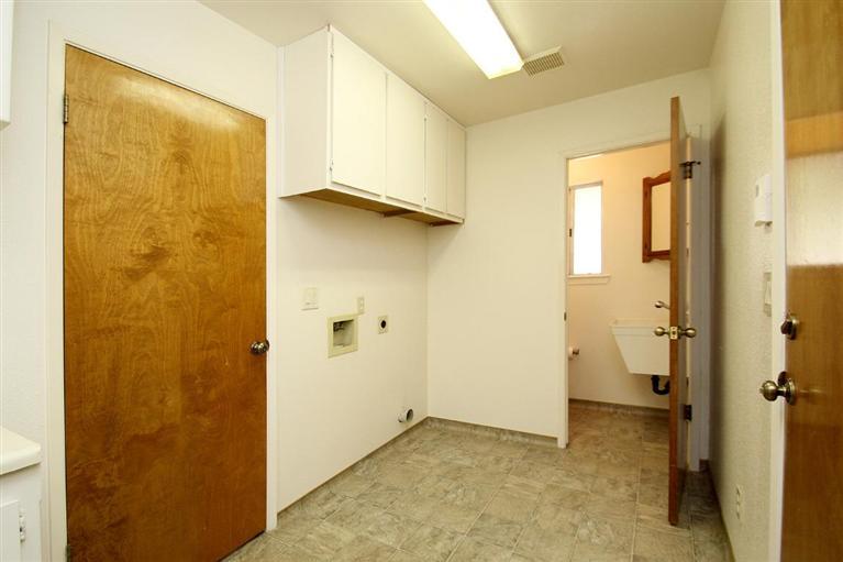20688 Del Mar Road Madera, CA 93638 - Photo 34 of 71 Laundry Room