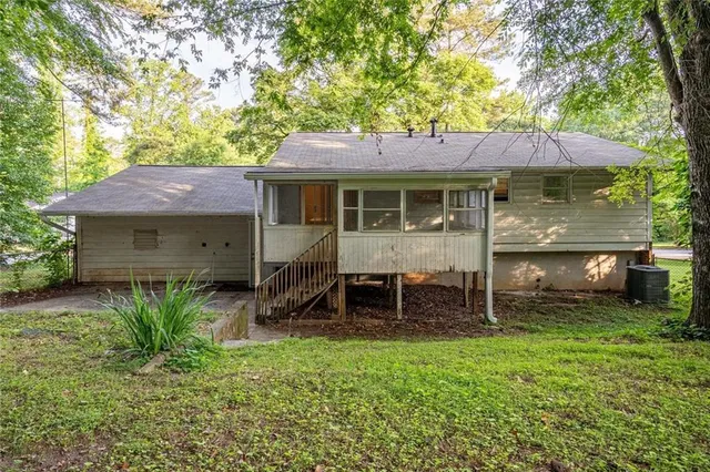 a view of a back yard