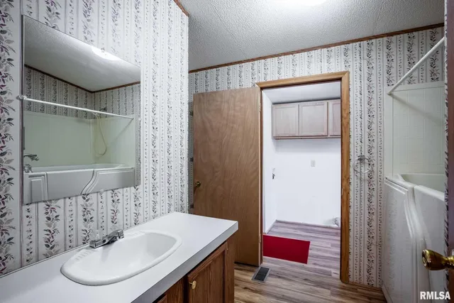 $150,000 | 5340-45 South Street, Harrisburg, IL 62946