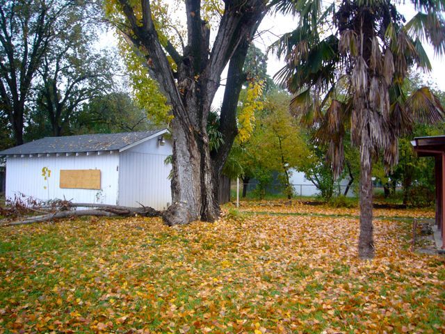 5550 Willow Road Redding, CA 96001 - Photo 3 of 11 det garage