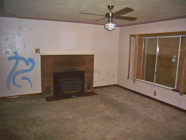 5550 Willow Road Redding, CA 96001 - Photo 6 of 11 living room