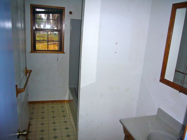 5550 Willow Road Redding, CA 96001 - Photo 7 of 11 bathroom