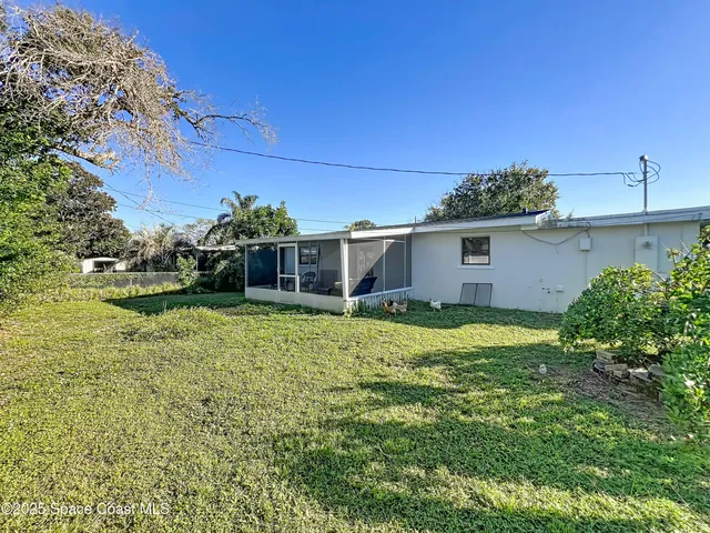 a view of a house with backyard and garden