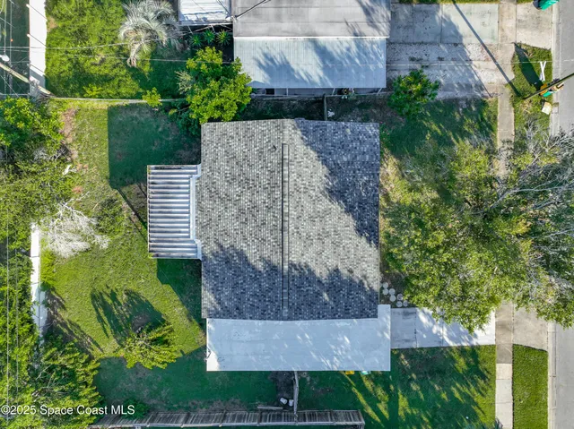 an aerial view of a house having yard