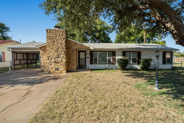 $165,000 | 1008 West Hamilton Street, Olney, TX 76374