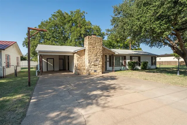 $165,000 | 1008 West Hamilton Street, Olney, TX 76374
