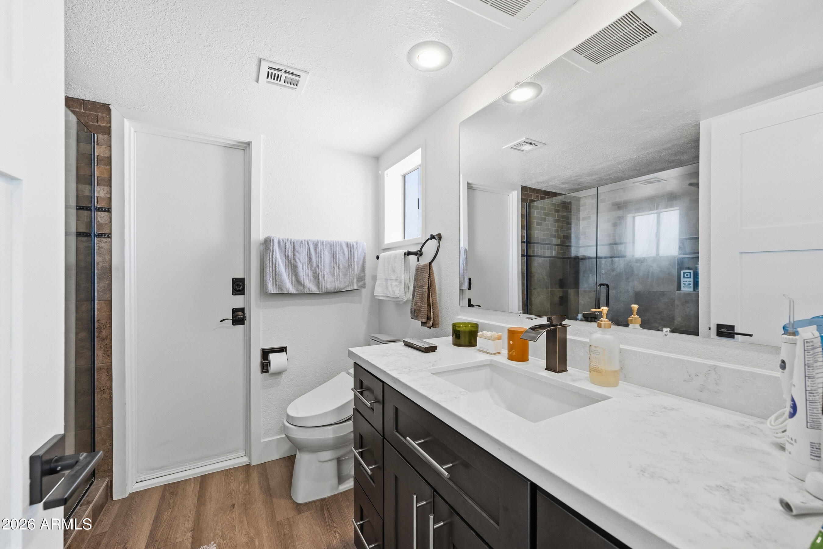 3968 West Hearn Road Phoenix, AZ 85053 - Photo 45 of 58 Primary Bath