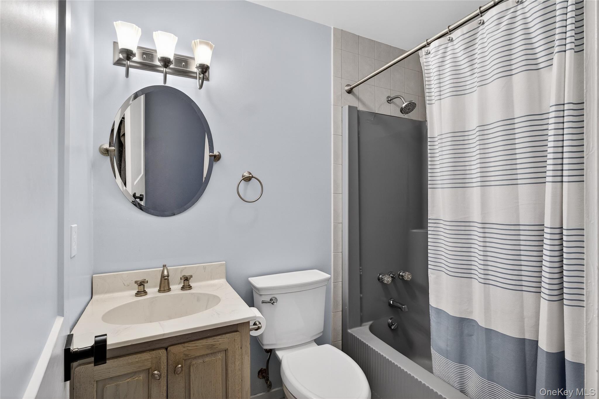 80 Ridgeview Drive Pleasantville, NY 10570 - Photo 25 of 45 Full Hall Bathroom