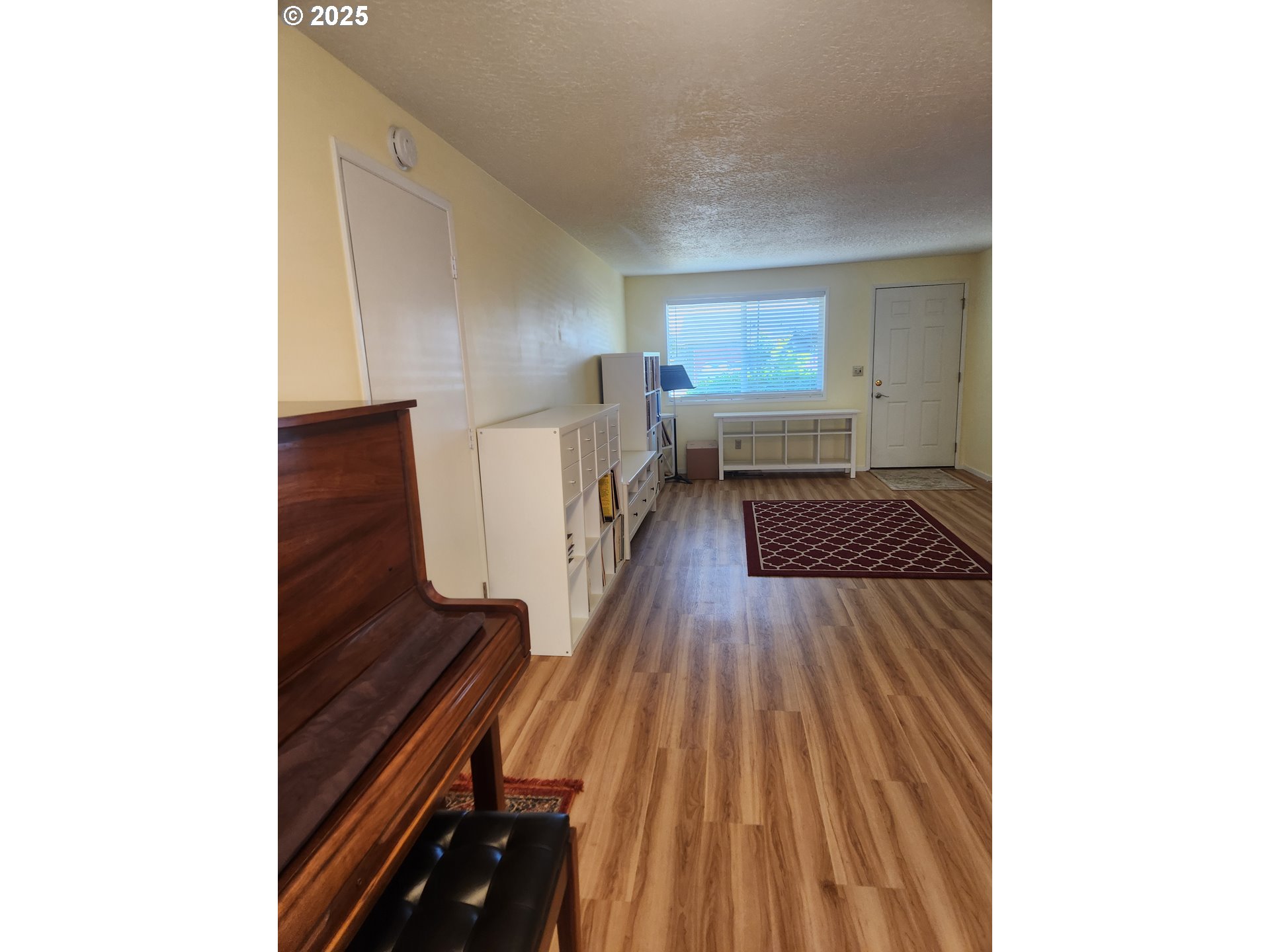 2237 Umpqua Road Woodburn, OR 97071 - Photo 2 of 18 Entrance/Foyer