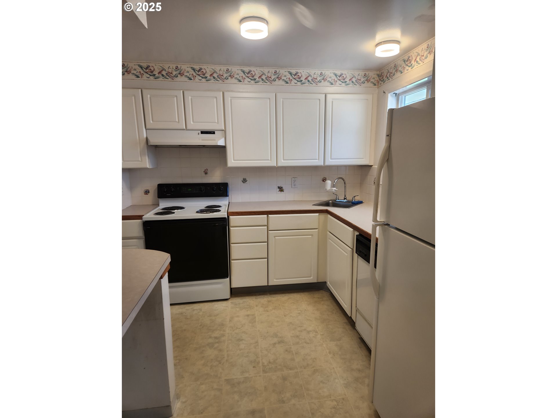 2237 Umpqua Road Woodburn, OR 97071 - Photo 5 of 18 Kitchen