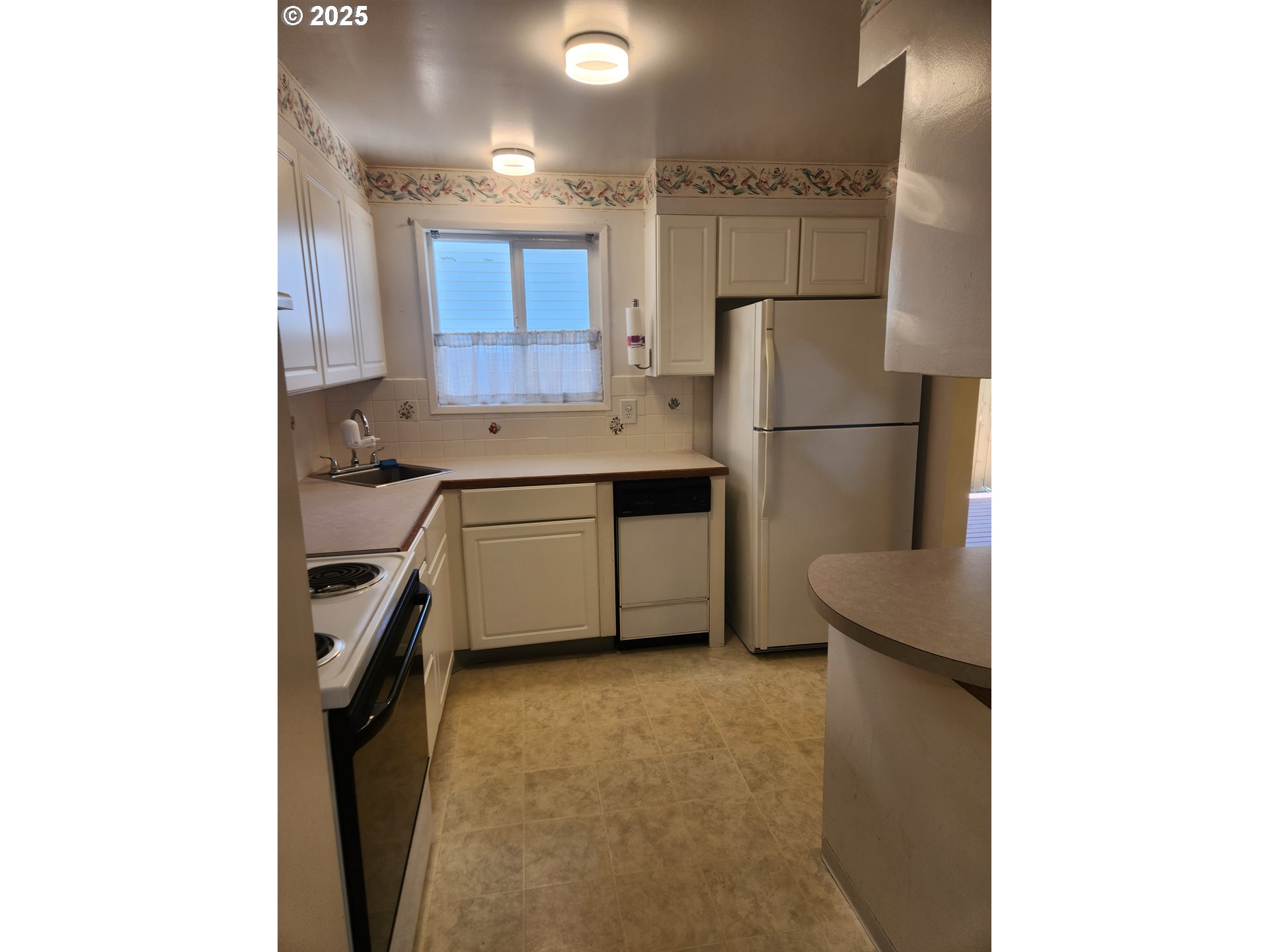2237 Umpqua Road Woodburn, OR 97071 - Photo 6 of 18 Kitchen