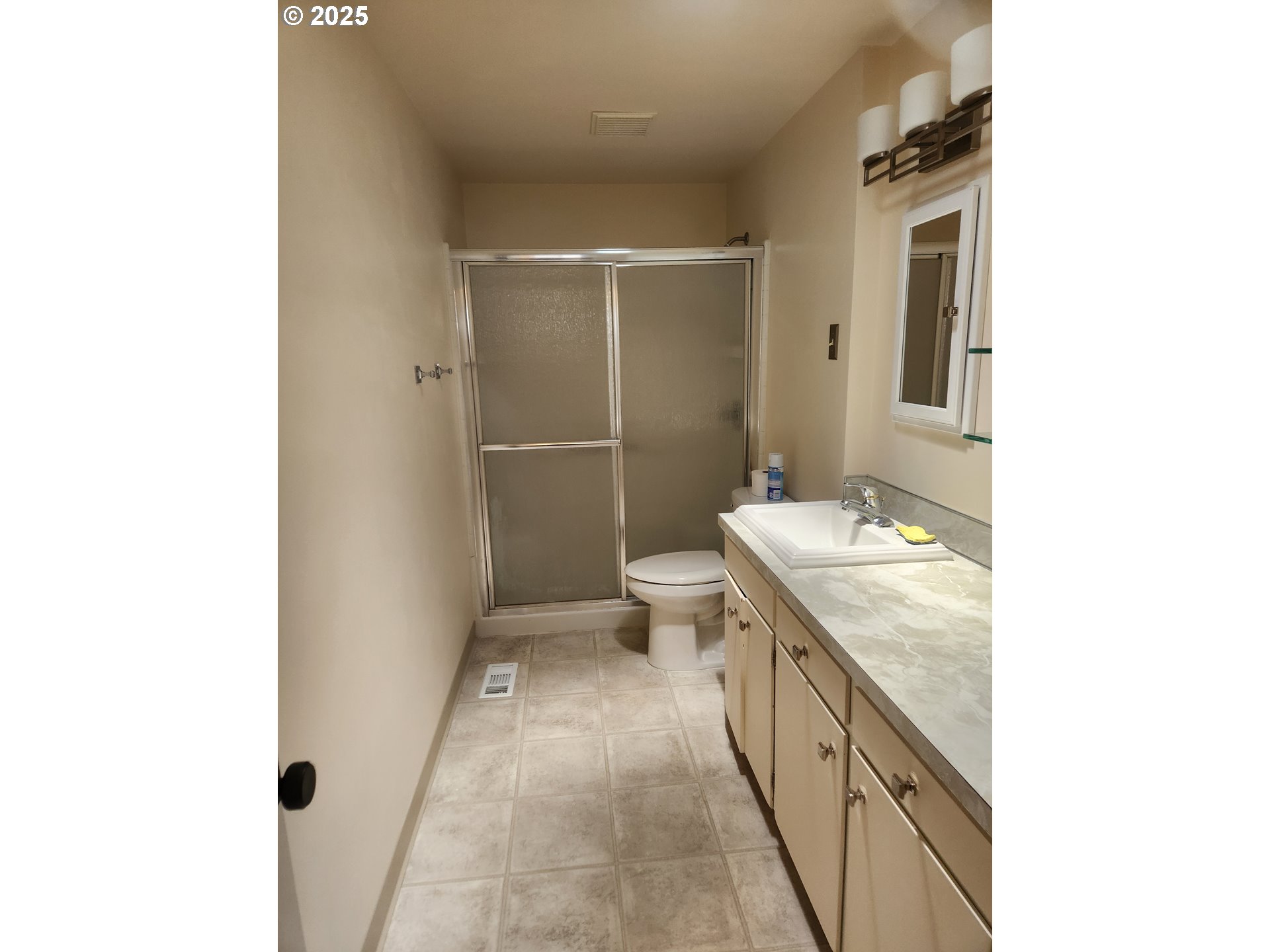 2237 Umpqua Road Woodburn, OR 97071 - Photo 7 of 18 Bathroom