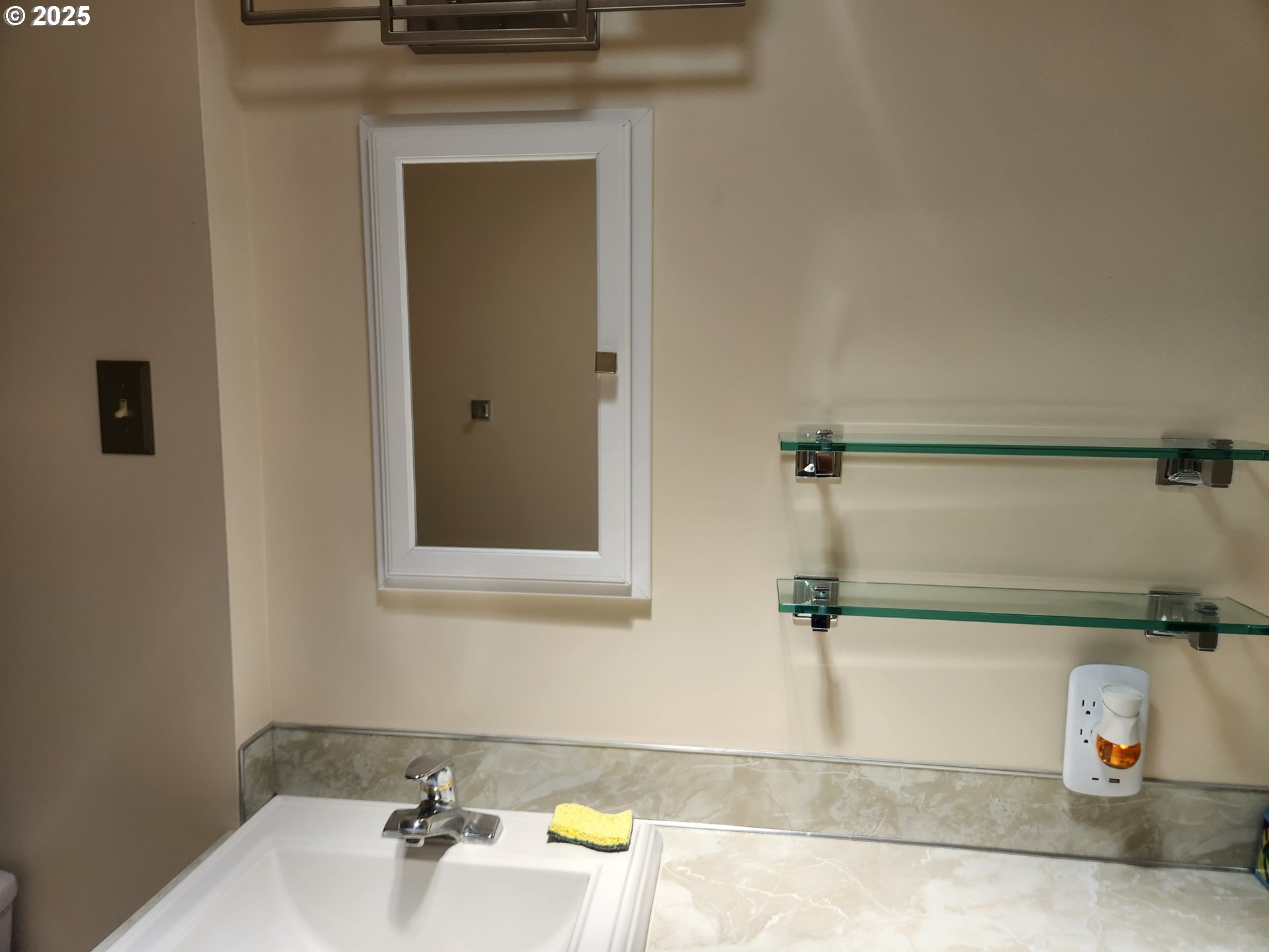 2237 Umpqua Road Woodburn, OR 97071 - Photo 8 of 18 Bathroom