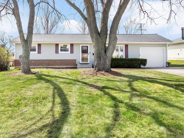 $419,900 | 390 Arrowhead Trail, Carol Stream, IL 60188