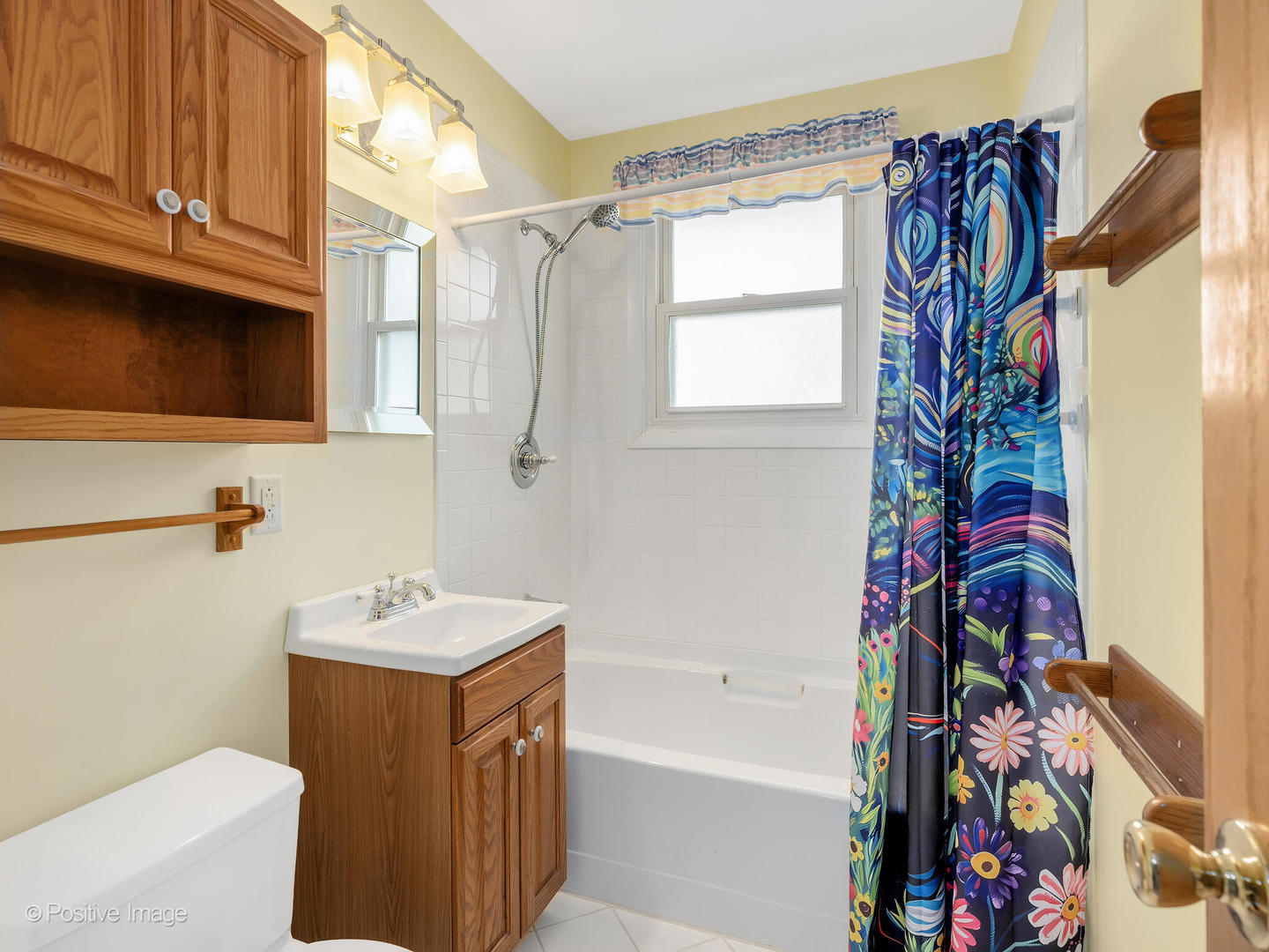 390 Arrowhead Trail Carol Stream, IL 60188 - Photo 13 of 25 a bathroom with a sink a toilet and a bathtub