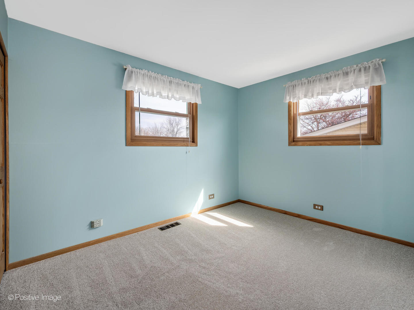 390 Arrowhead Trail Carol Stream, IL 60188 - Photo 15 of 25 an empty room with a window
