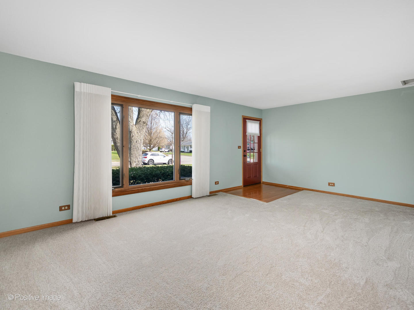 390 Arrowhead Trail Carol Stream, IL 60188 - Photo 3 of 25 an empty room with windows