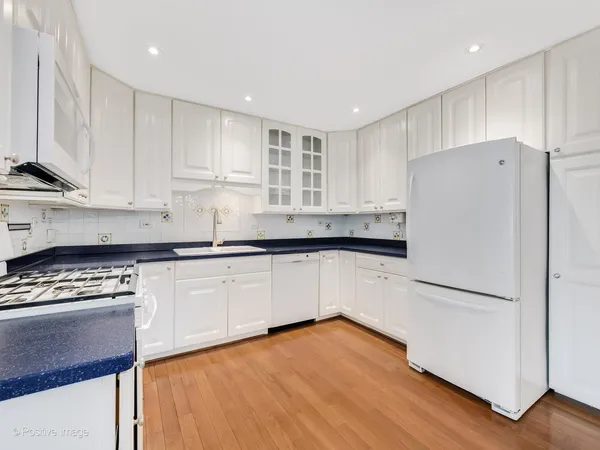 $419,900 | 390 Arrowhead Trail, Carol Stream, IL 60188