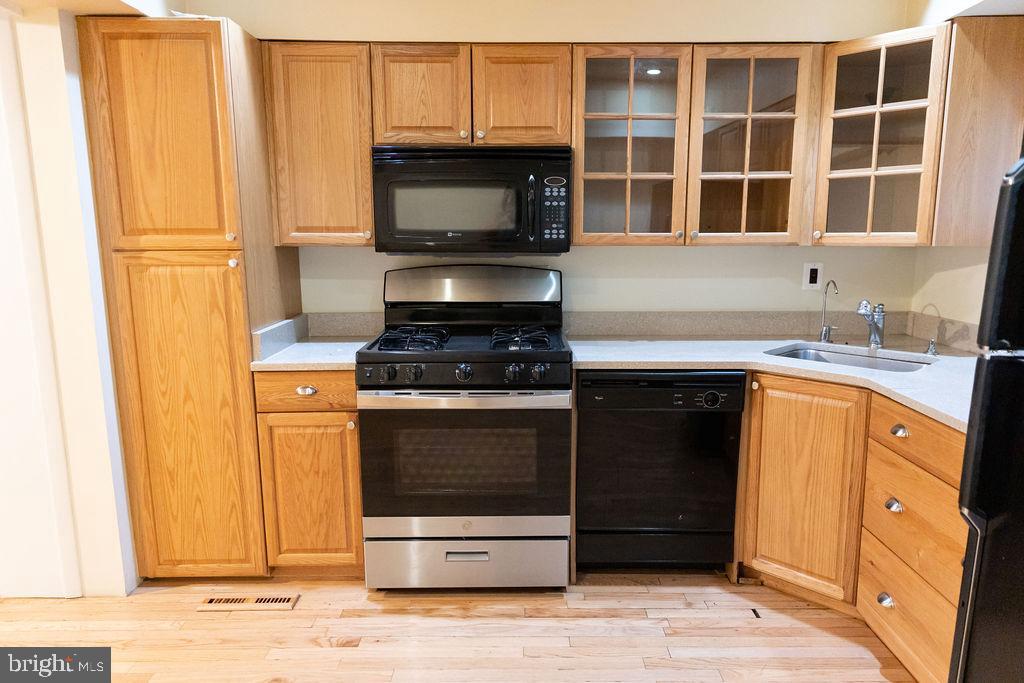 927 Binney Street Baltimore, MD 21224 - Photo 7 of 53 Plenty of cabinets and storage