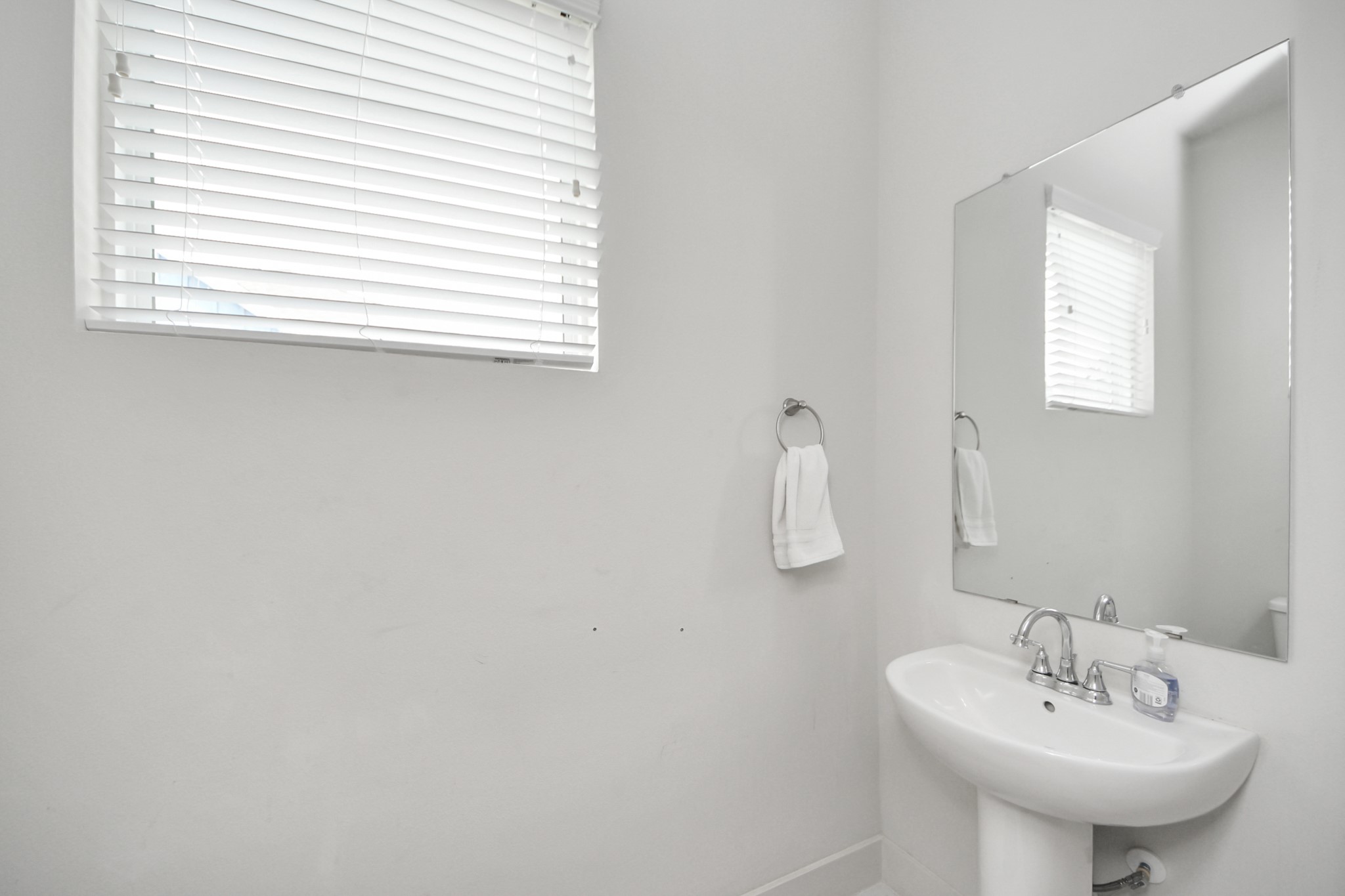 3642 Griggs Road Houston, TX 77021 - Photo 13 of 39 a bathroom with a sink and a mirror