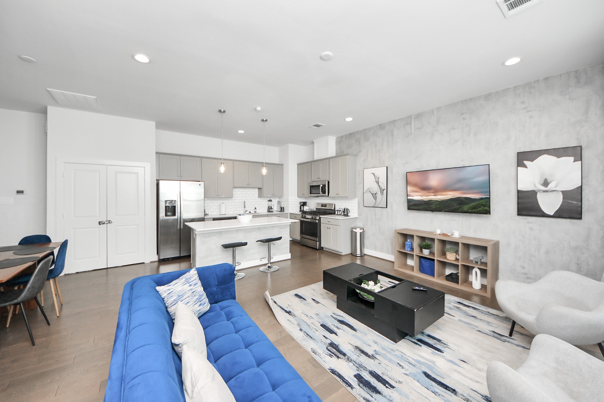 3642 Griggs Road Houston, TX 77021 - Photo 29 of 39 a living room with furniture and a flat screen tv