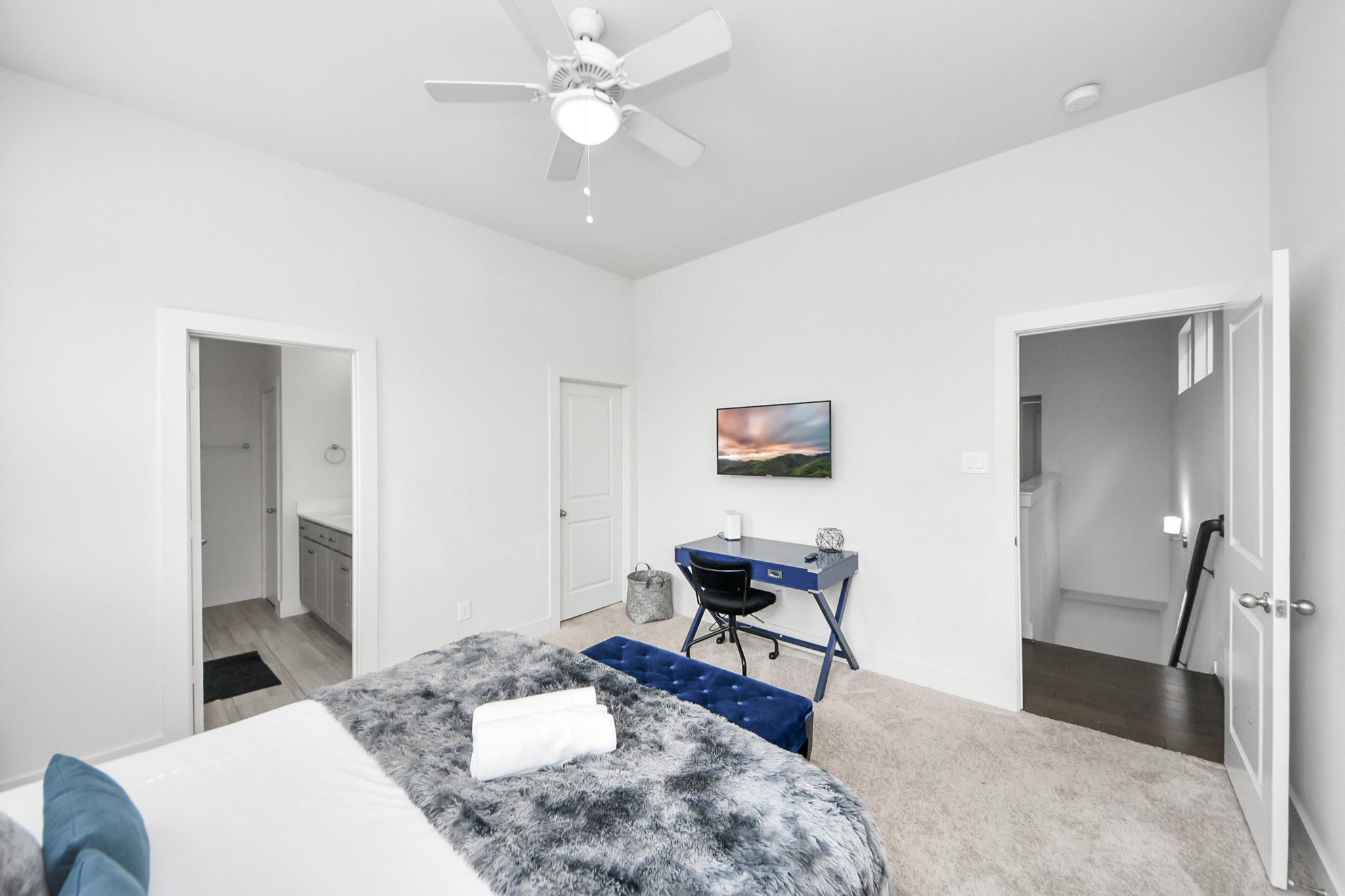 3642 Griggs Road Houston, TX 77021 - Photo 31 of 39 a living room with furniture and a dining table