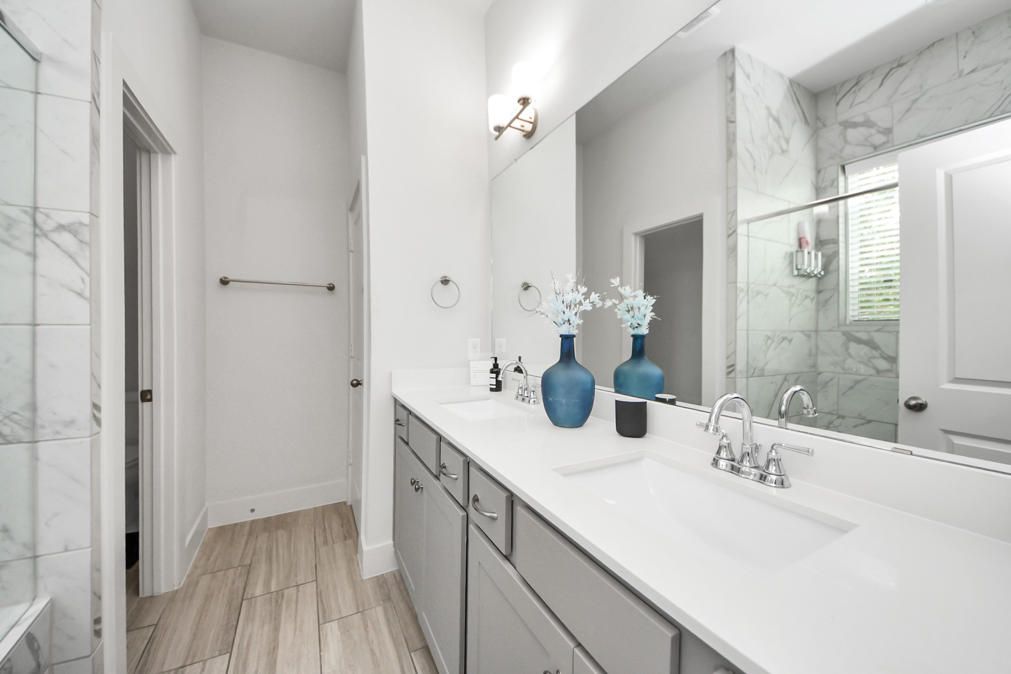 3642 Griggs Road Houston, TX 77021 - Photo 34 of 39 a bathroom with a sink and a mirror
