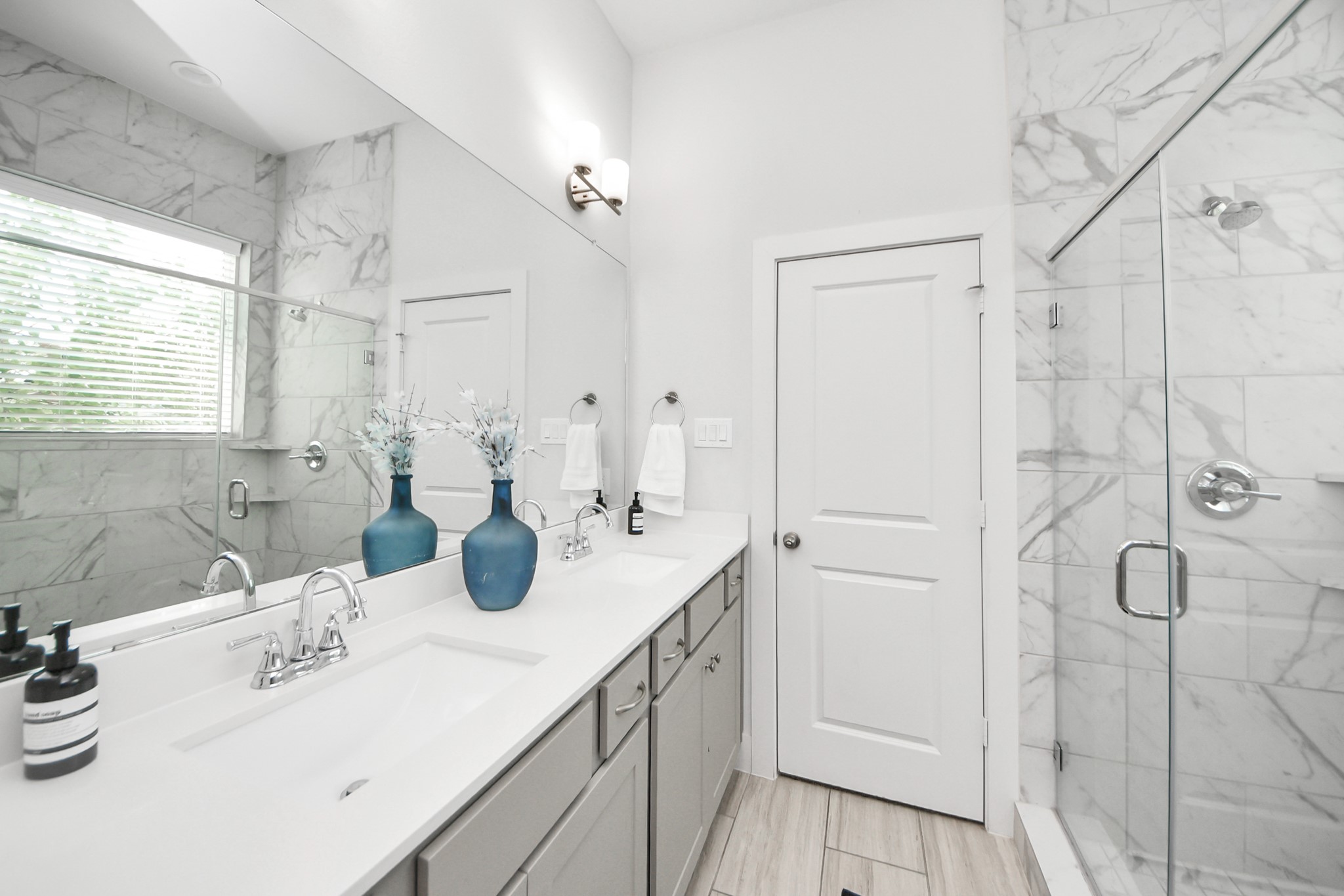 3642 Griggs Road Houston, TX 77021 - Photo 35 of 39 a bathroom with a double vanity sink mirror and double