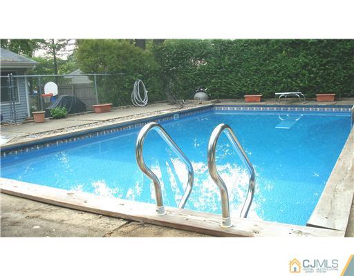 60 Cambridge Road Kendall Park, NJ 08824 - Photo 3 of 12 Gallery Image 3