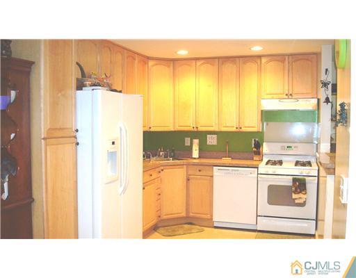 60 Cambridge Road Kendall Park, NJ 08824 - Photo 4 of 12 Gallery Image 4