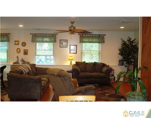 60 Cambridge Road Kendall Park, NJ 08824 - Photo 5 of 12 Gallery Image 5