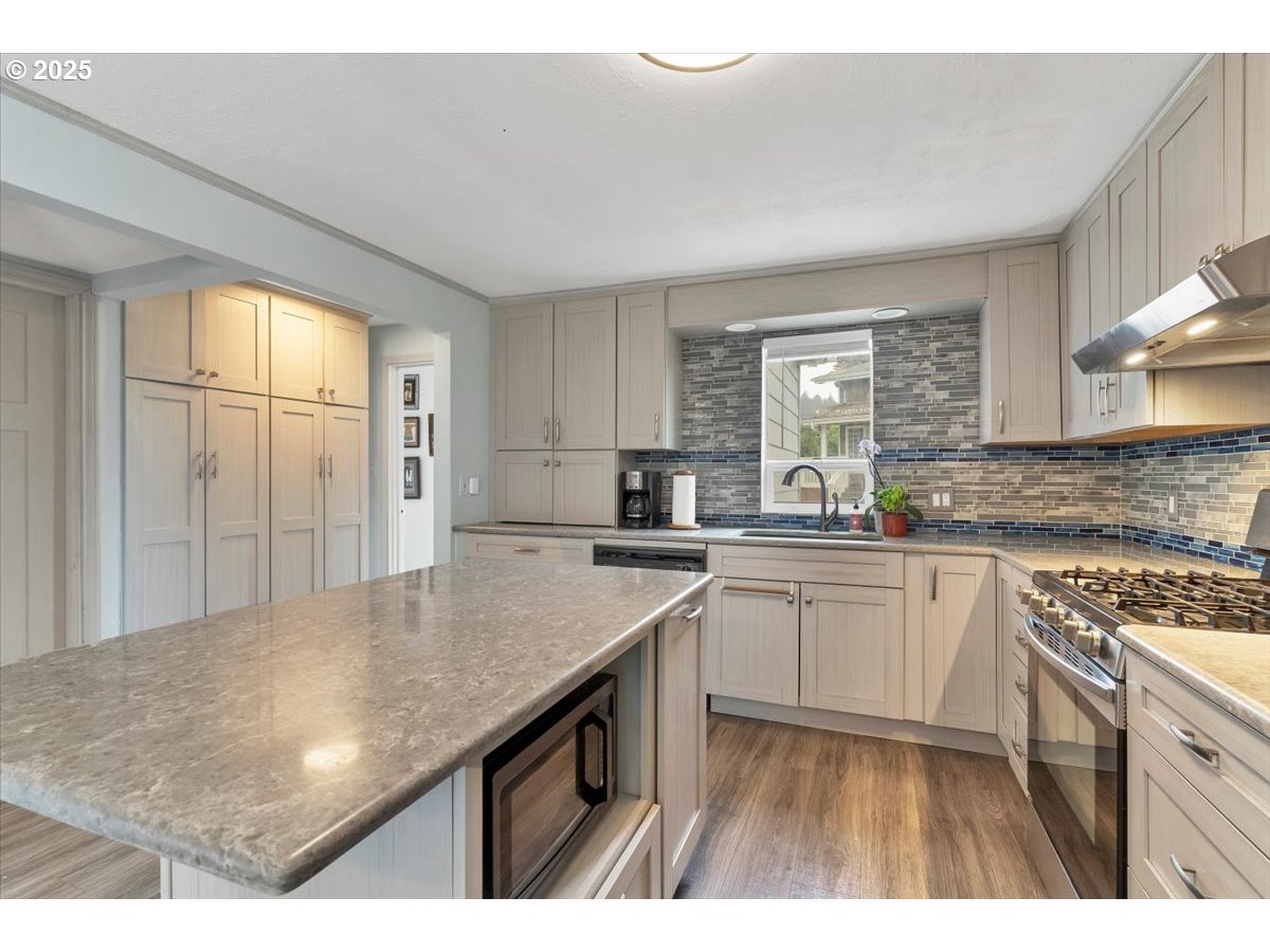 60 Raven Lane Depoe Bay, OR 97341 - Photo 15 of 43 a kitchen with stainless steel appliances granite countertop a sink stove and cabinets
