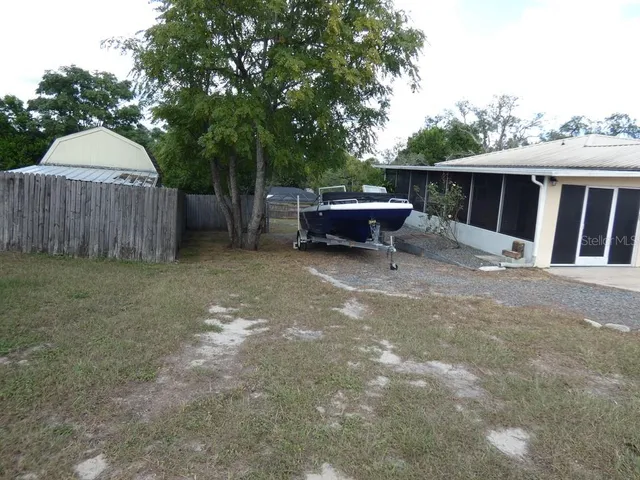 a view of a backyard