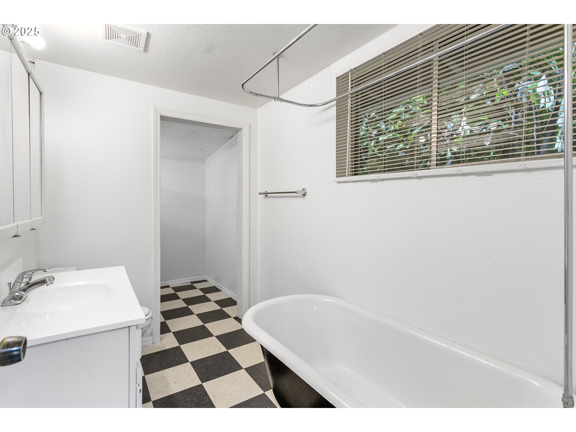 7733 Northeast Mason Street Portland, OR 97218 - Photo 16 of 29