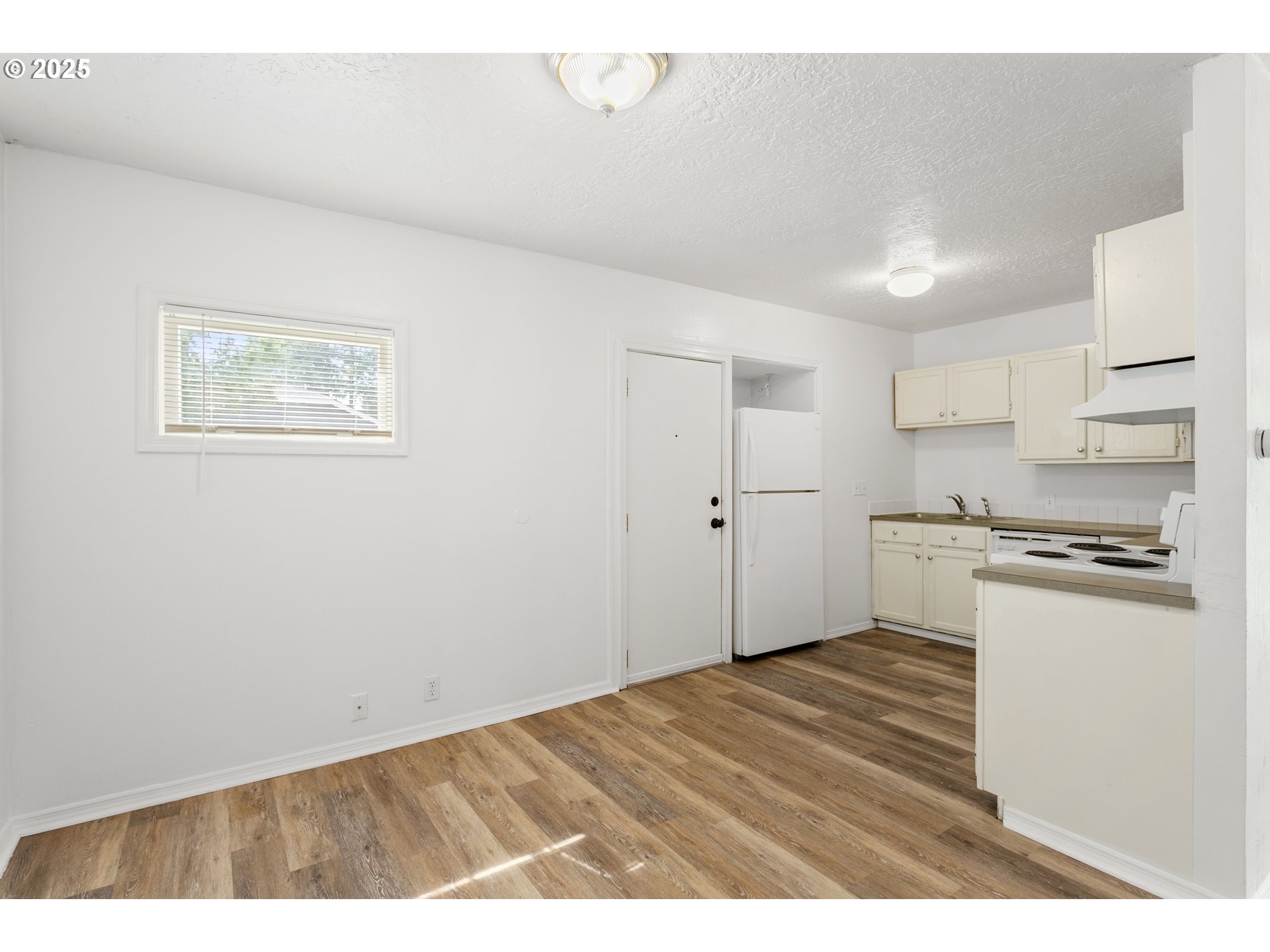 7733 Northeast Mason Street Portland, OR 97218 - Photo 5 of 29