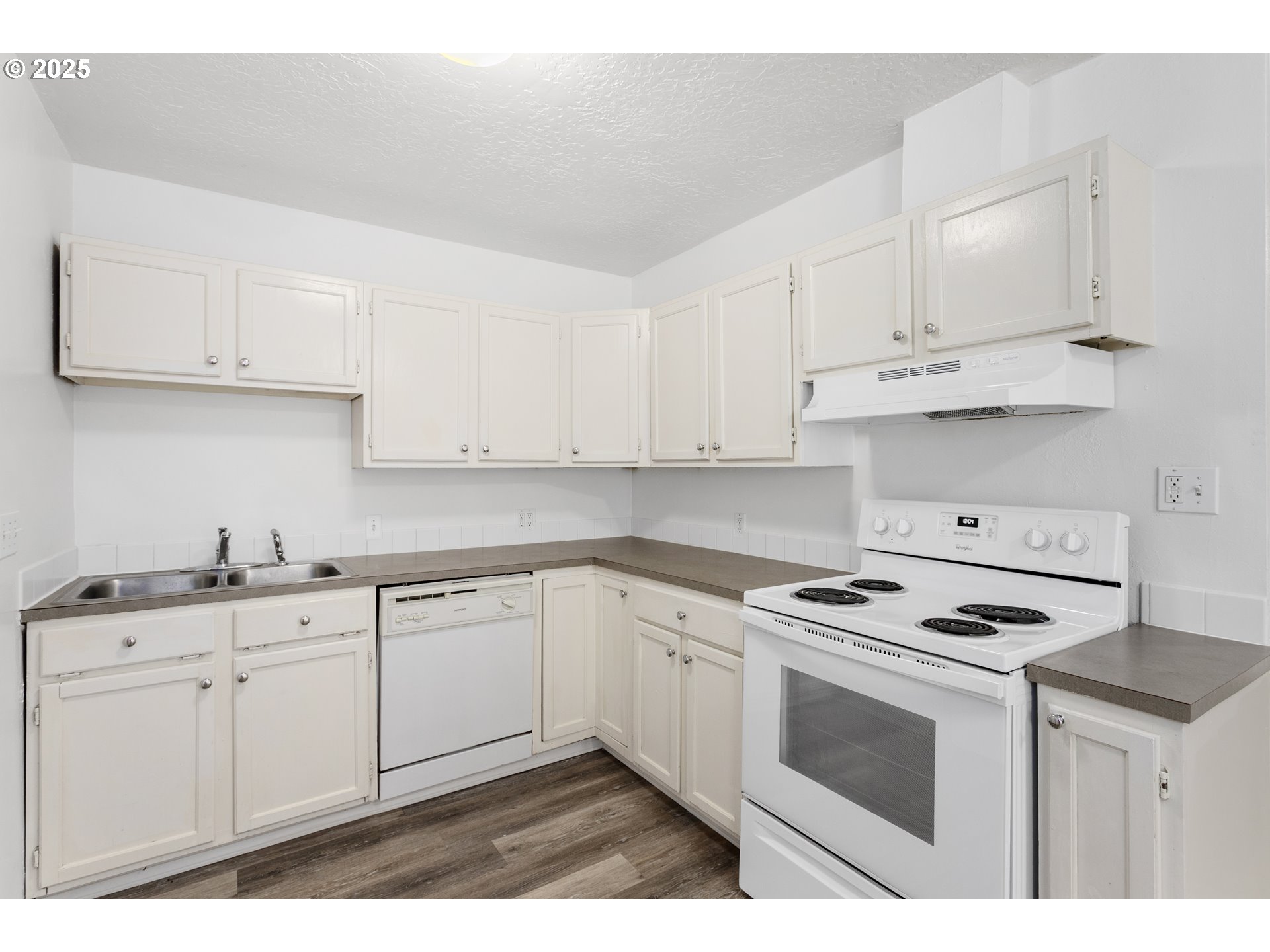 7733 Northeast Mason Street Portland, OR 97218 - Photo 9 of 29