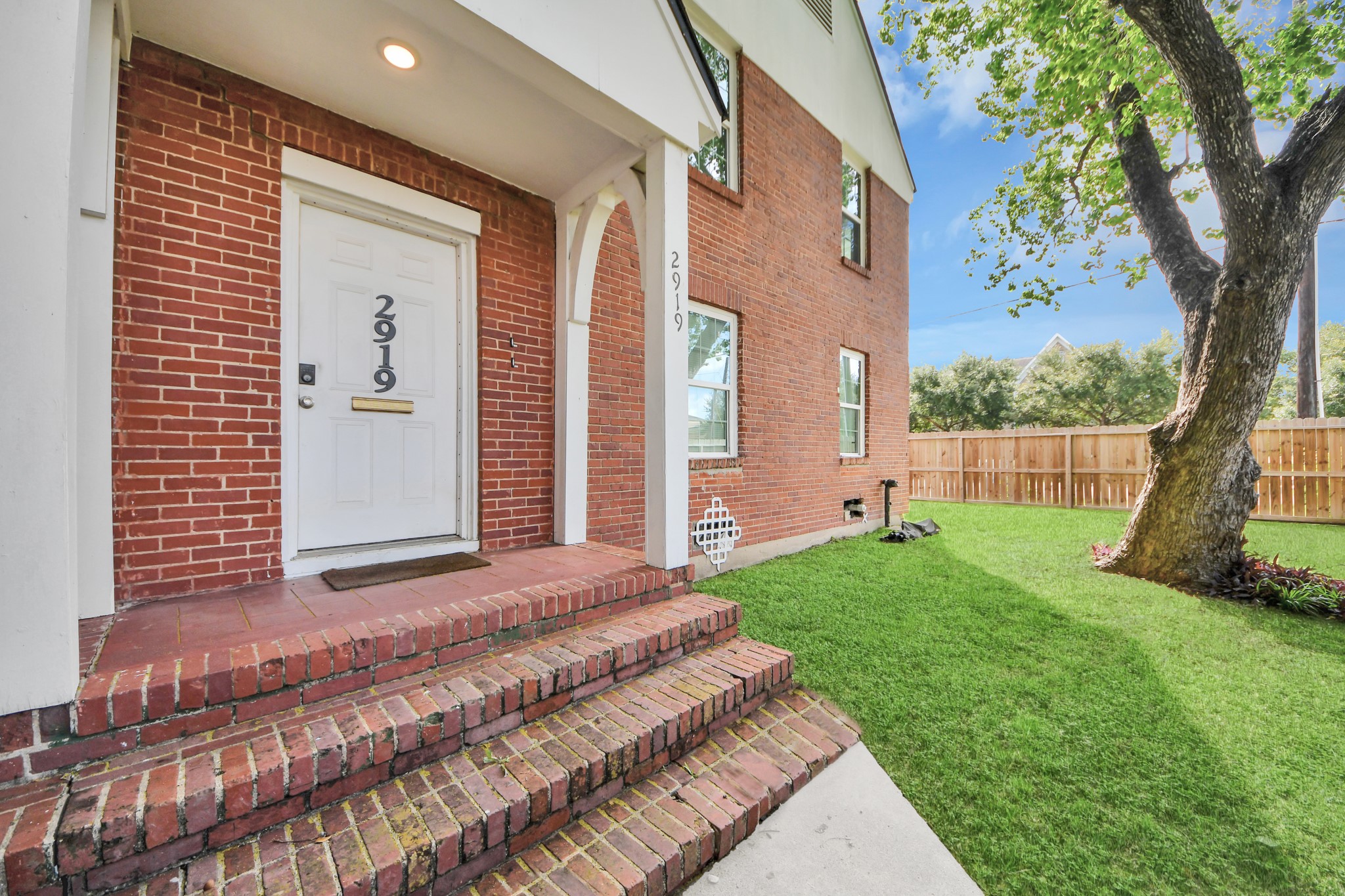 2919 Rosedale Street, Unit B Houston, TX 77004 - Photo 6 of 35 a front view of a house with garden