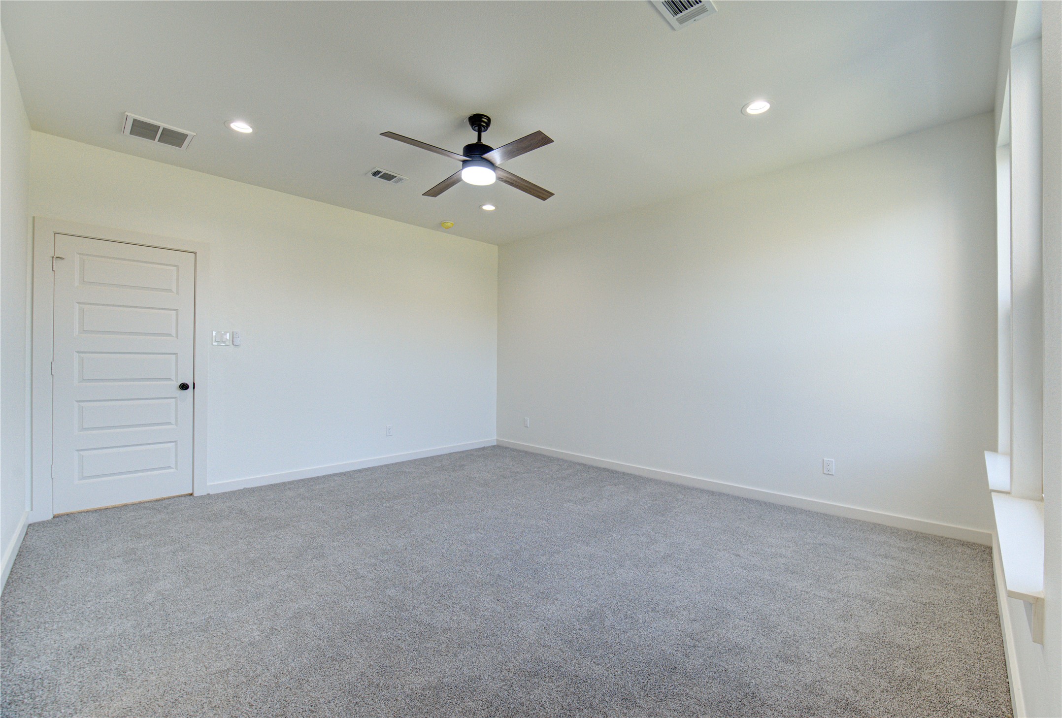 2920 El Fenice Lane Houston, TX 77057 - Photo 14 of 42 an empty room with a ceiling fan and a window