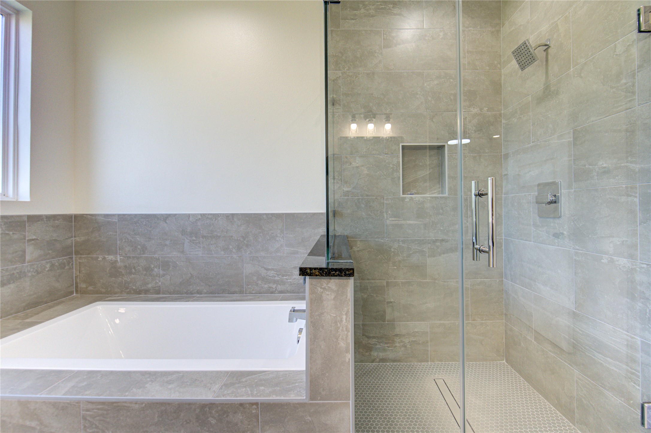 2920 El Fenice Lane Houston, TX 77057 - Photo 19 of 42 a bath tub sitting next to a shower