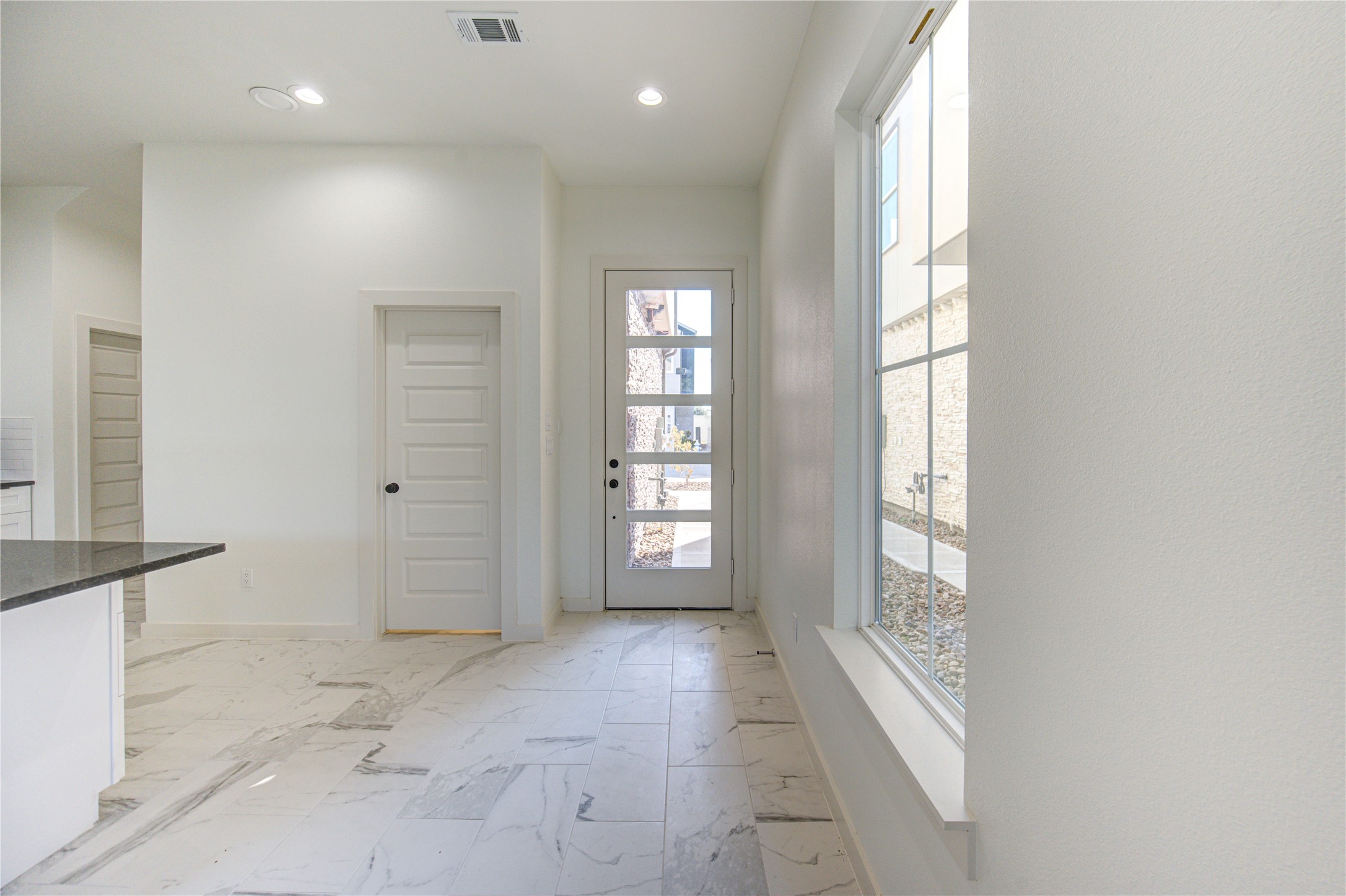 2920 El Fenice Lane Houston, TX 77057 - Photo 40 of 42 an empty room with windows and closet