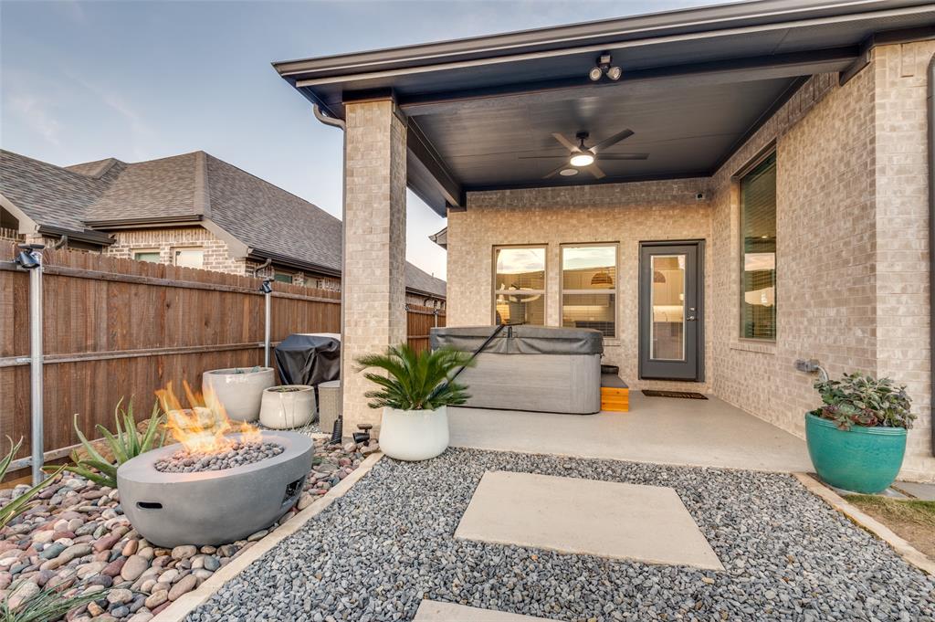 425 Acadia Lane Forney, TX 75126 - Photo 30 of 37 a living room with a couch and a potted plant